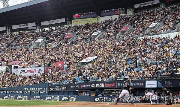 圣诞大战！詹库30+里夫斯绝杀浓眉伤退 湖人2分险胜勇士