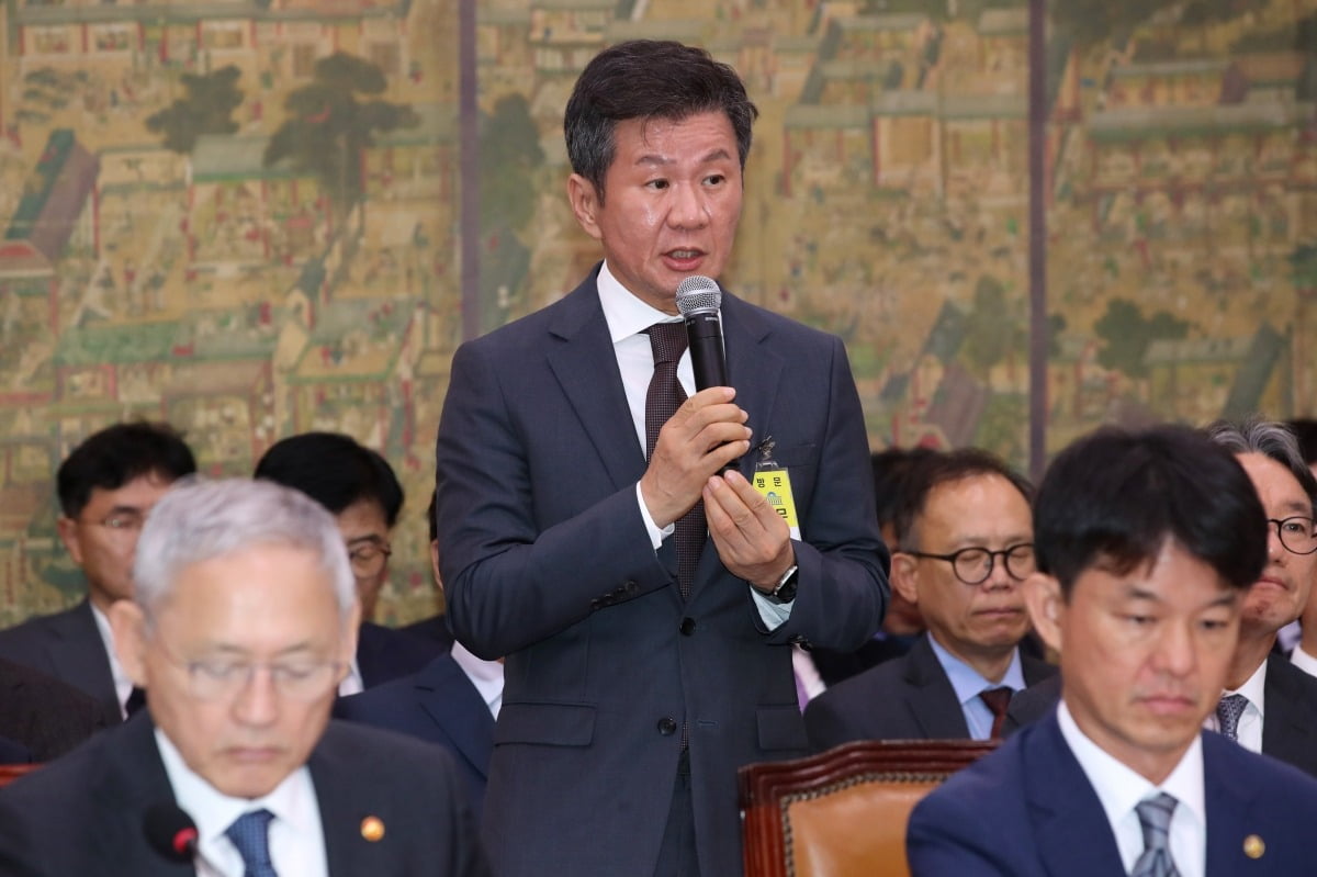被逆转+罚下不好受！王哲林：反正在大家眼里我从不训练 无所谓的