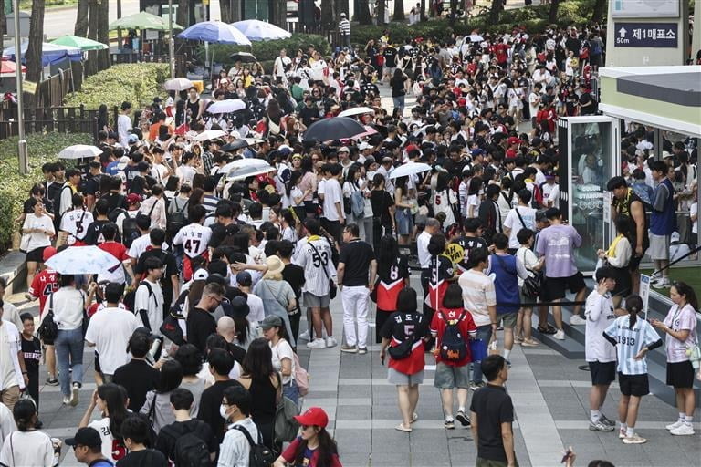 三节43分！哈登超越科比库里，赛后送鞋送签名，采访展现高情商