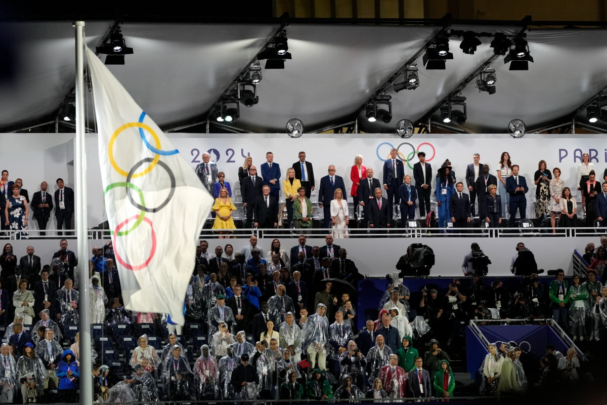 上来就开始？克莱首攻造库里犯规 库里迎面回敬三分球！