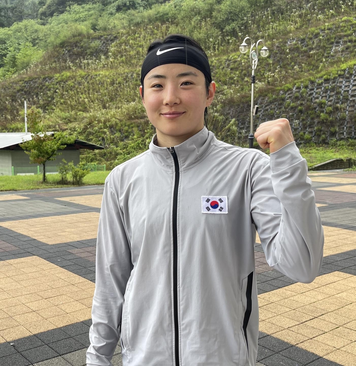 阿德巴约头部被队友打到，返回更衣室接受检查