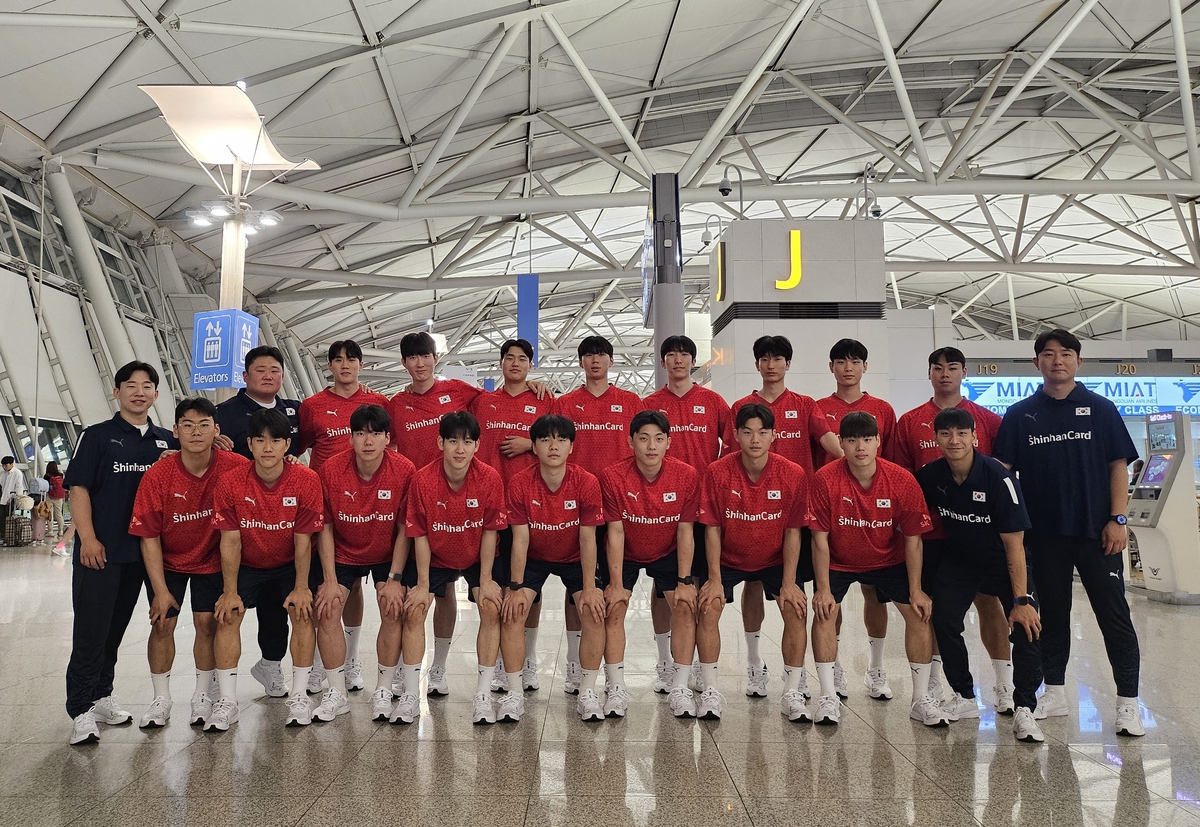 达成尤文200场里程碑，达尼洛获赠纪念球衣并与全队合影