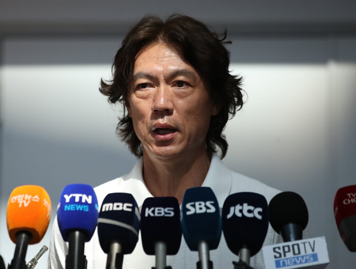 专家：曼联双红会惨败应归咎于裁判 他两次阻碍曼联进攻还导致了前两个丢球