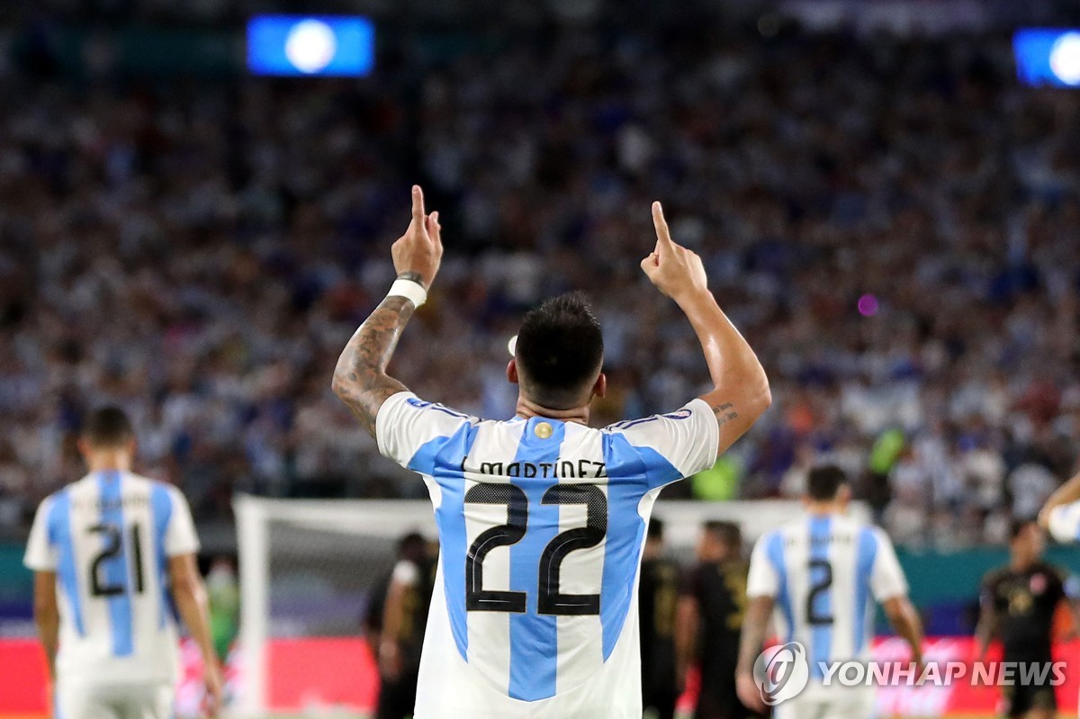 三年两获奖！官方：马丁内斯当选FIFA2024年度最佳门将
