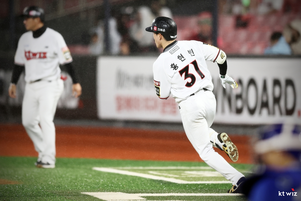 伊镇vs曼联半场数据：控球率相同，射门7-5，射正4-3