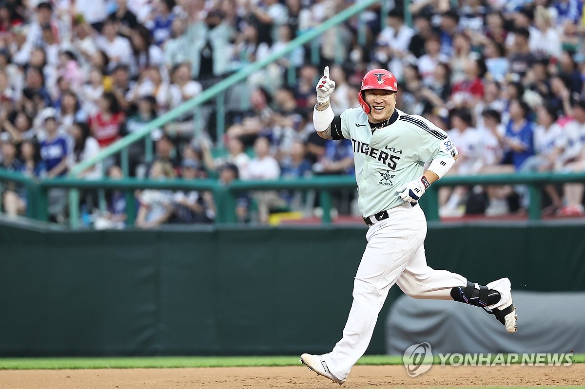 利物浦vs富勒姆首发：萨拉赫、迪亚斯领衔 加克波出战