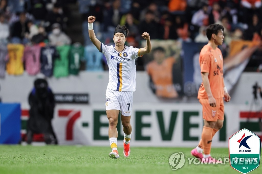 19岁武磊vs19岁毛伟杰？王伟：得分能力武磊厉害，但毛伟杰持球能力更强