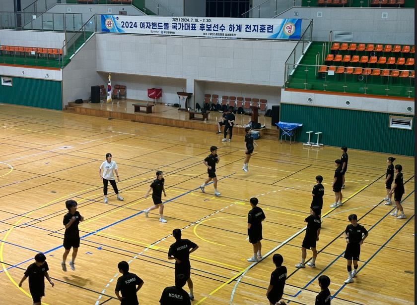 镜报：曼联今夏曾想用斯图加特主帅赫内斯取代滕哈赫 却被对方拒绝
